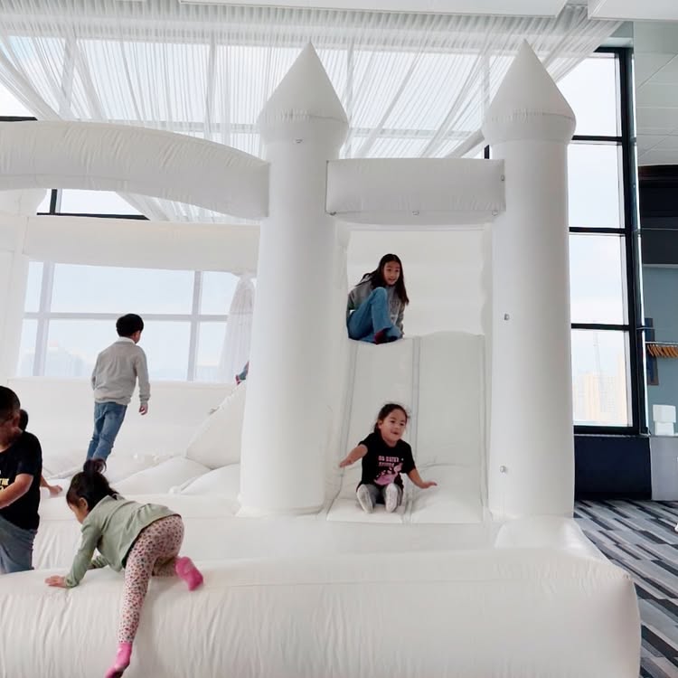 bouncy-castle-kids-playing